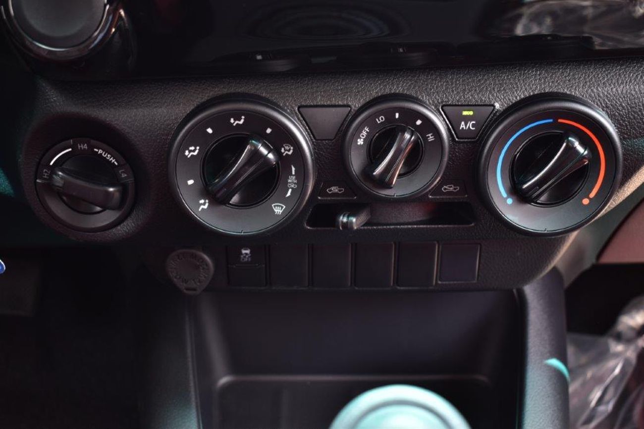 تويوتا هيلوكس DLX- E 2.4L Diesel Manual Transmission 6 Seater