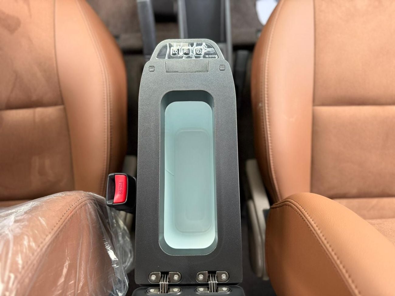 Toyota Land Cruiser 70 LX 2.8L FULL SAUDI WITH COOLING BOX AND COMPRESSOR