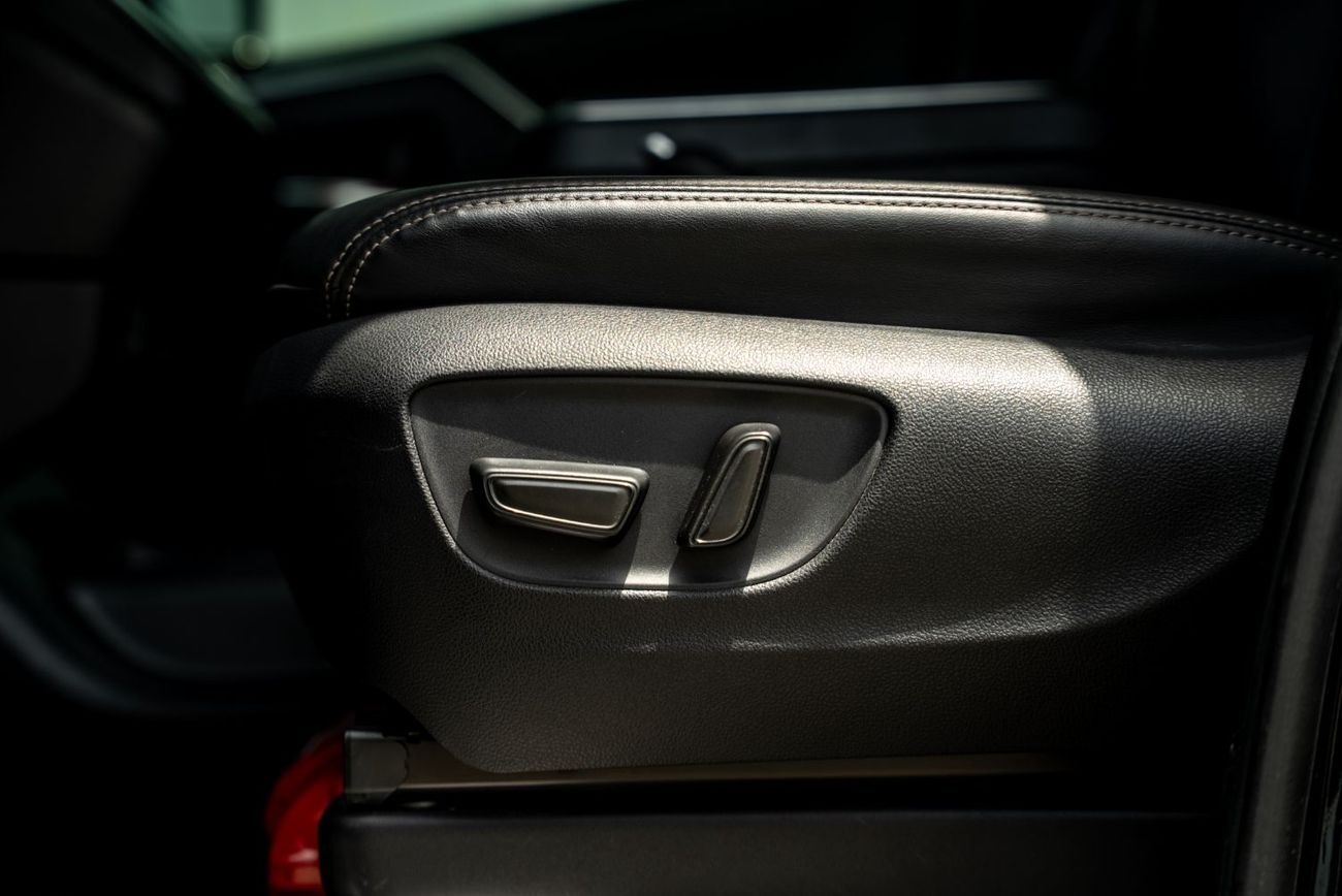 Toyota Granvia 3.5L Premium Premium 2023 3.5L V6 Full Service History GCC