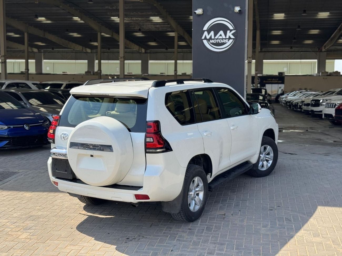 تويوتا برادو V6 4.0L / GCC / 4X4 / BIG SCREEN / FRIDGE / 7 SEATER / IN PERFECT CONDITION