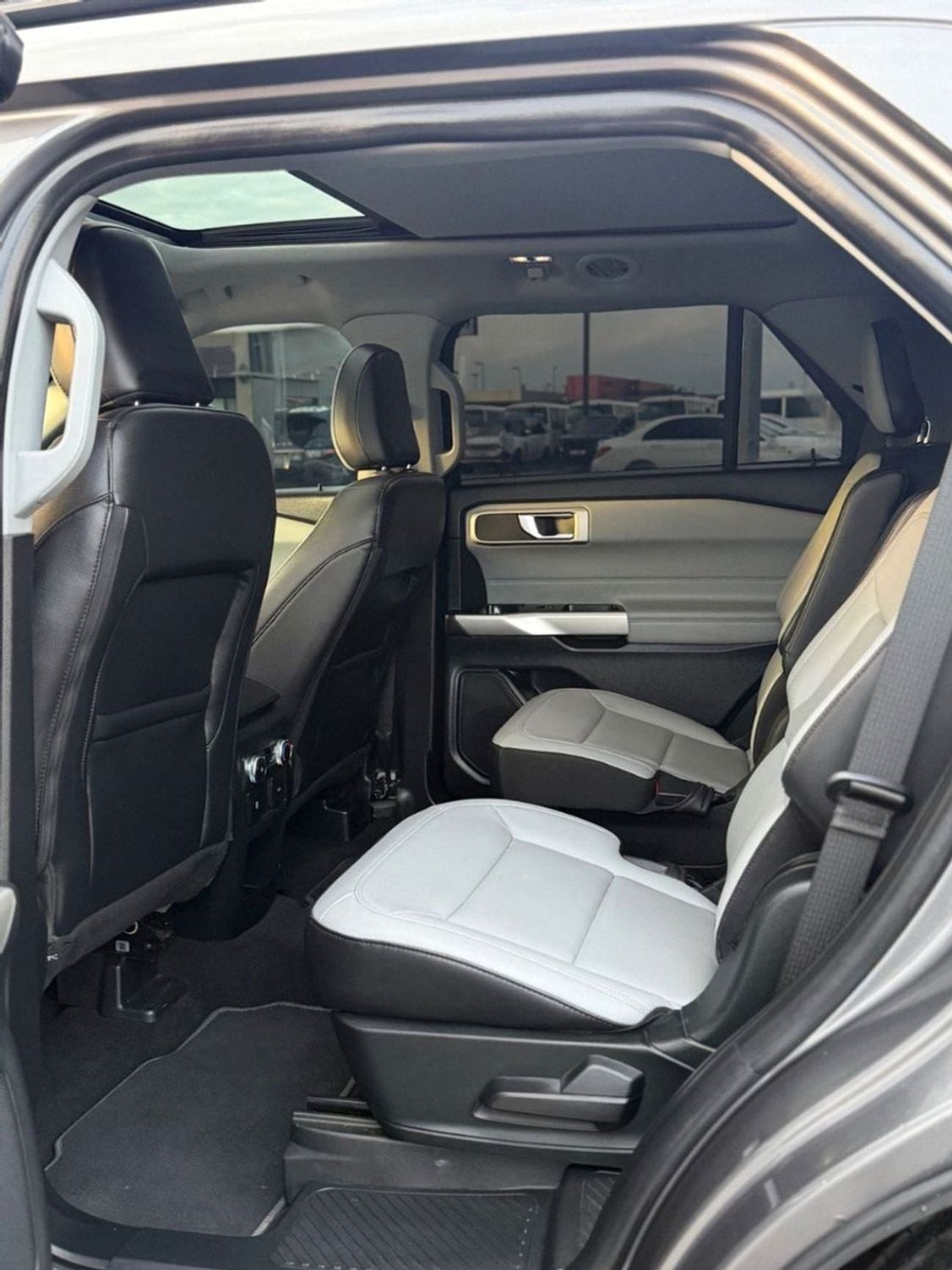 Ford Explorer XLT, fully loaded with panoramic