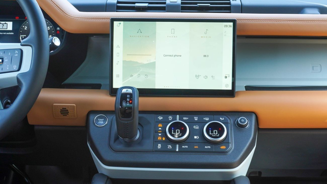 لاند روفر ديفندر HSE P300 X DYNAMIC 2.0L