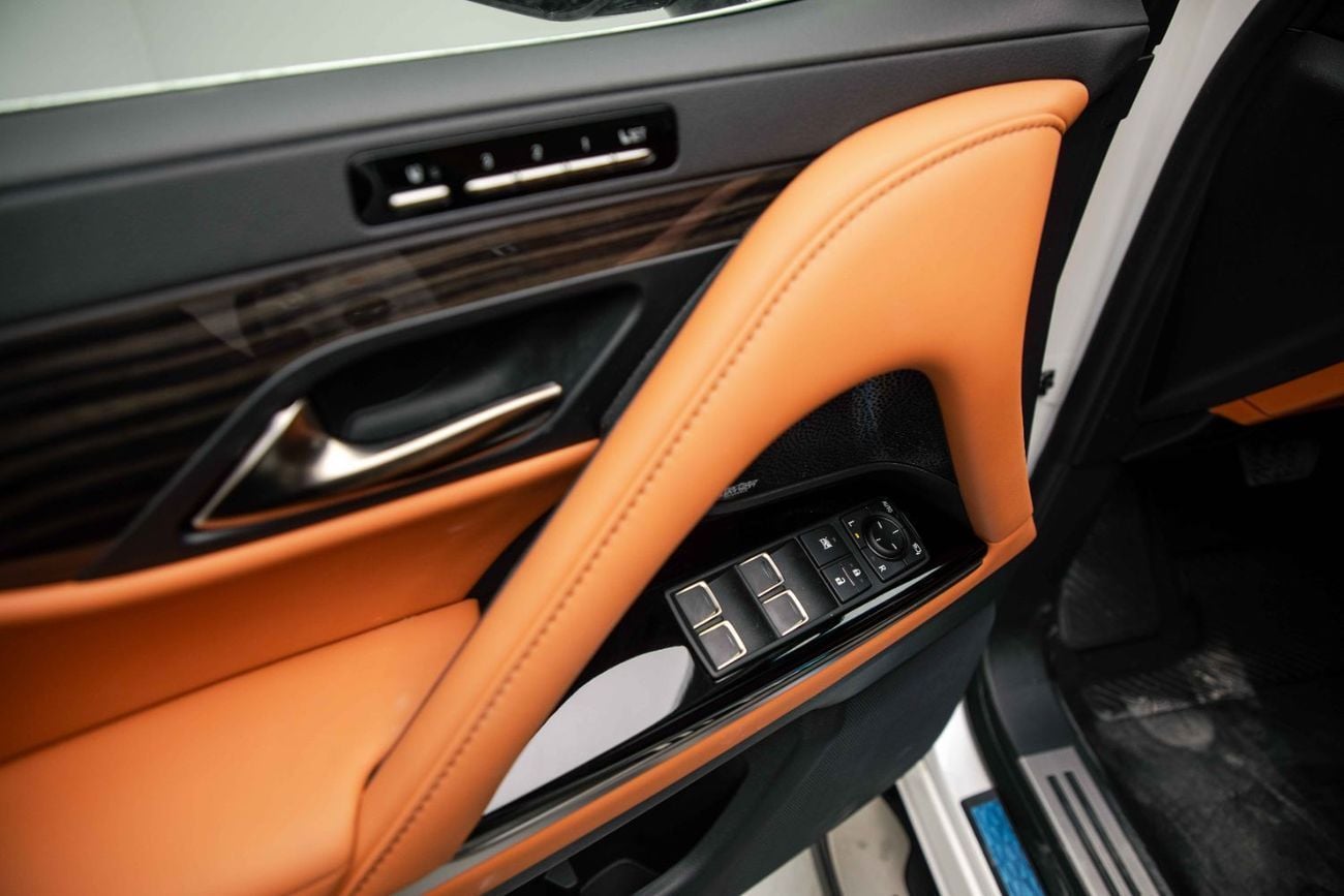 لكزس LX 600 VIP 3.5L - Sonic Quartz Inside VIP Sunflair | Export Only