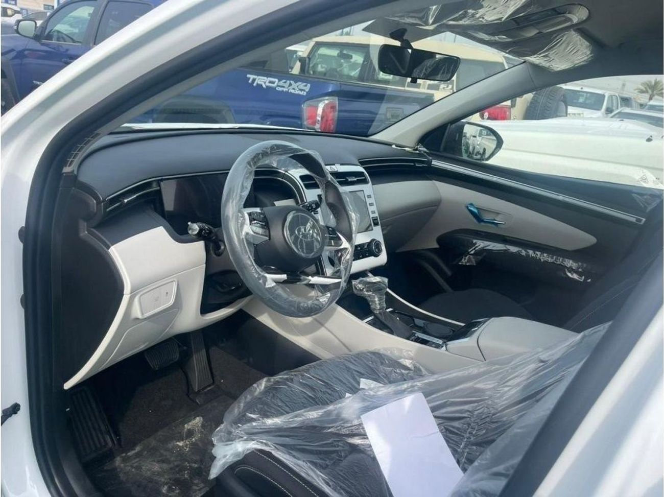 هيونداي توسون 2.0 WITH  BUSH STRAT .19 ALLOW WHEELS .SCREEN. CAMERA. DIGITAL KM .ELECTRIC BAG