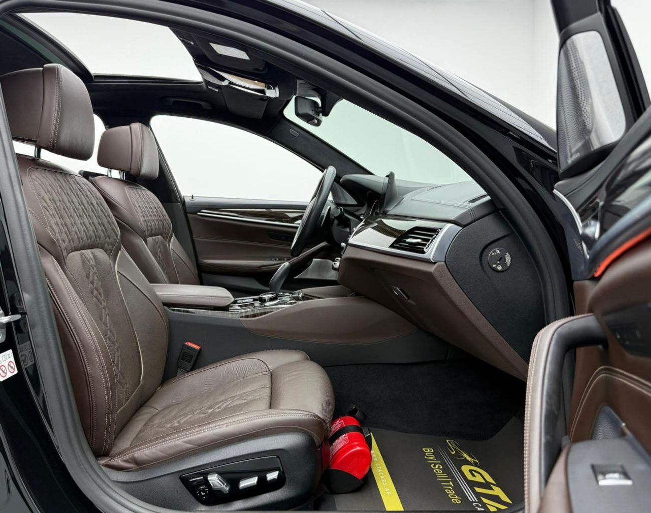 بي أم دبليو 530i 2018 BMW 530i M-Kit Masterclass, 2025 BMW Warranty + Service Pack, Full BMW Service History, GCC