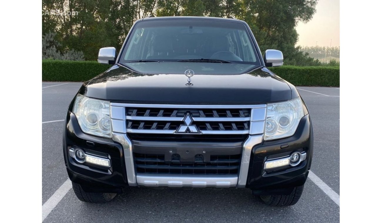 Mitsubishi Pajero GLS Highline Top Mitsubishi Pajeri 2015 GCC V6 3.8L Original Paint - Full Option - Perfect Condition