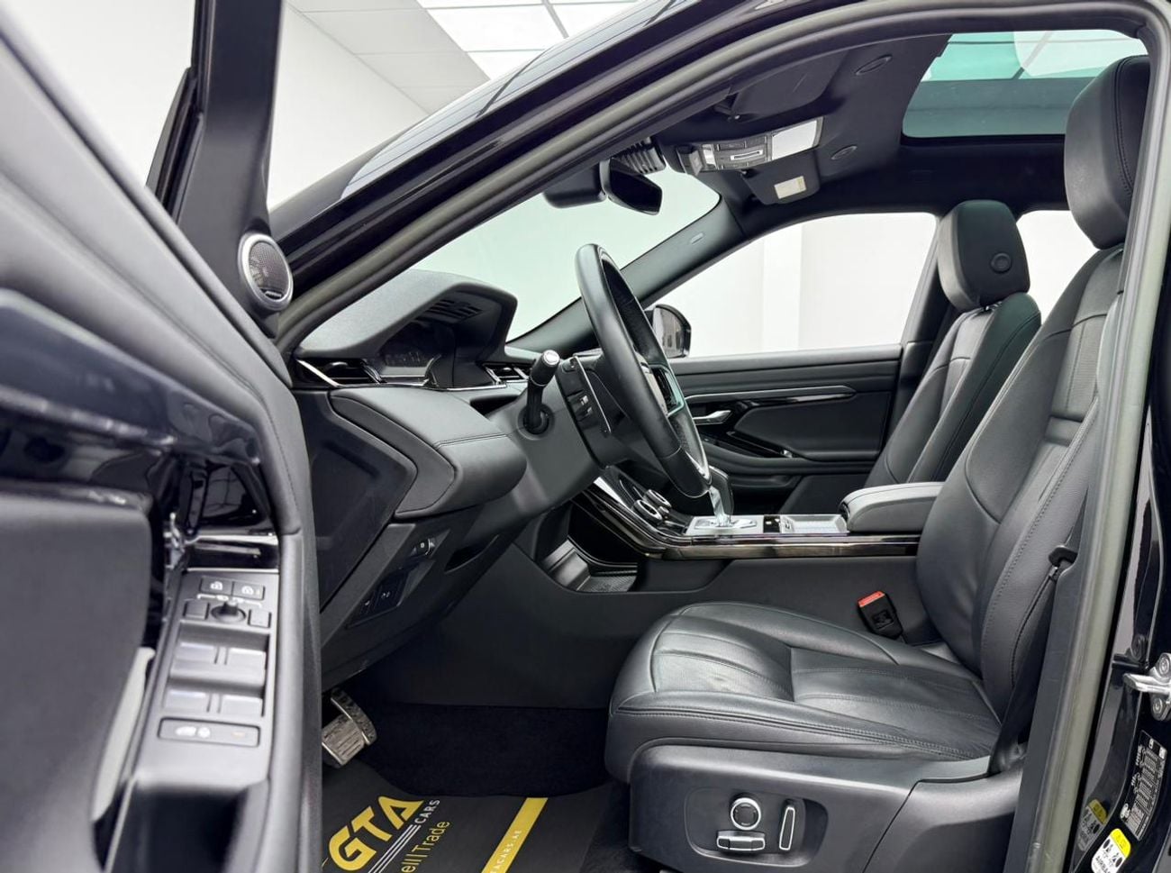 Land Rover Range Rover Evoque 2023 Range Rover Evoque Dynamic SE, 2027 RR Warranty + Service Pack, Full RR Service History, GCC