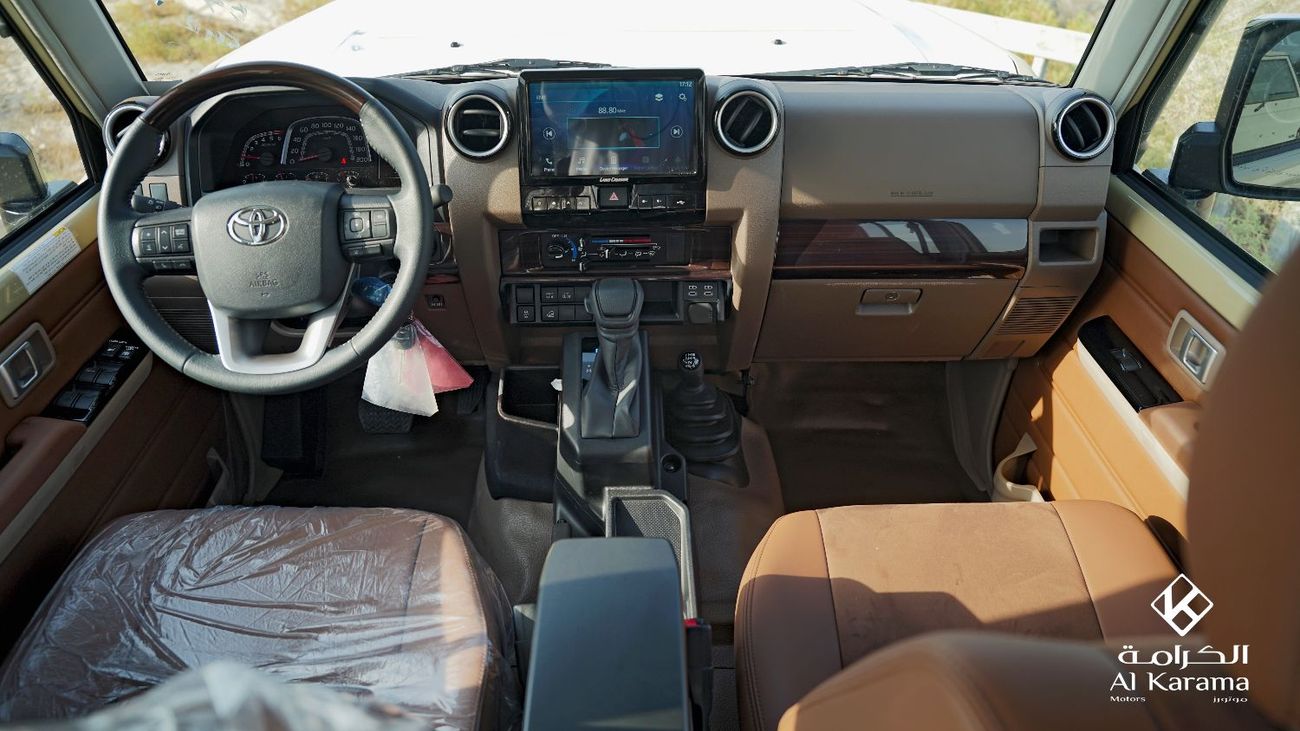 Toyota Land Cruiser Pick Up LC79 2.8L LX - 4x4 - Diff Lock - Rear Camera - Winch - Cruise Control - Full Option GCC