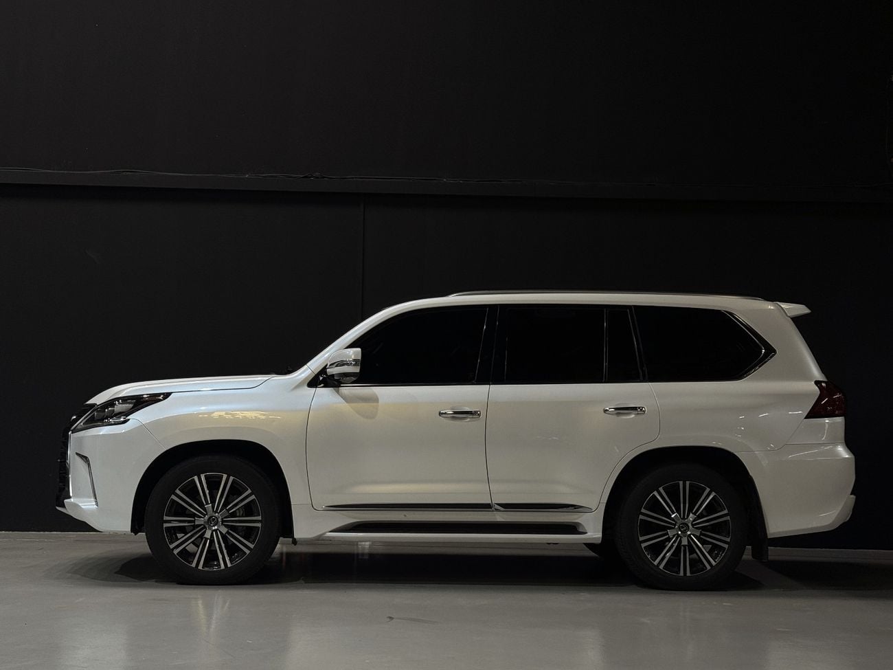 لكزس LX 570 SIGNATURE PLATINUM