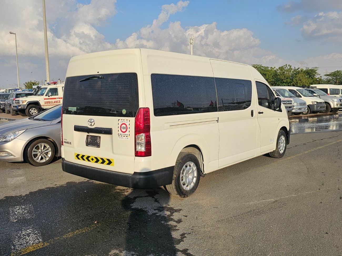 Toyota Hiace Commuter Highroof-3.5L-LHD-2WD-Side Glass-13 Seats- 4 Doors-Petrol-Automatic