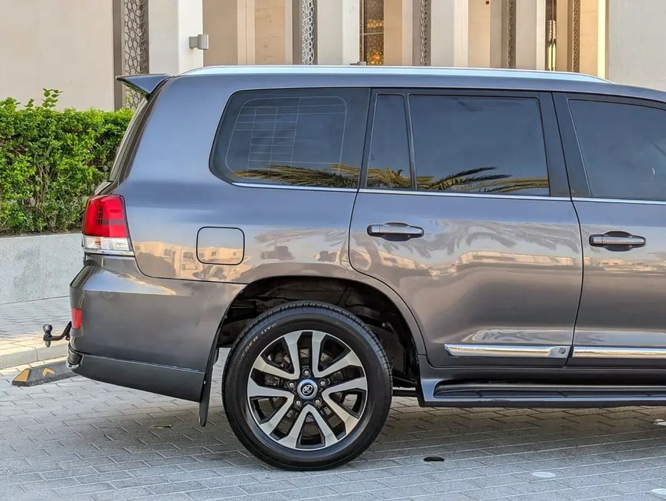 Toyota Land Cruiser GXR V8 5.7L – Top Full Option | GCC Excellent Condition Specs