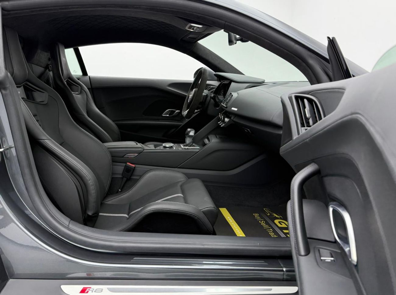 أودي R8 V10 RWD 5.2L (540 HP) 2016 Audi R8 V10 Quattro, Very Low Km, RECARO Seats, Fully Loaded, Excellent C