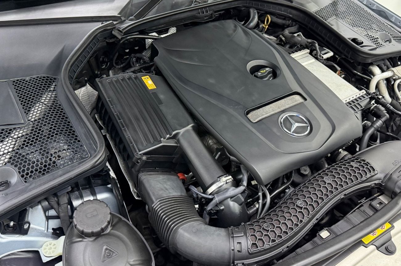 مرسيدس بنز C 200 GCC.. Perfect Condition .. AMG .. Panoramic