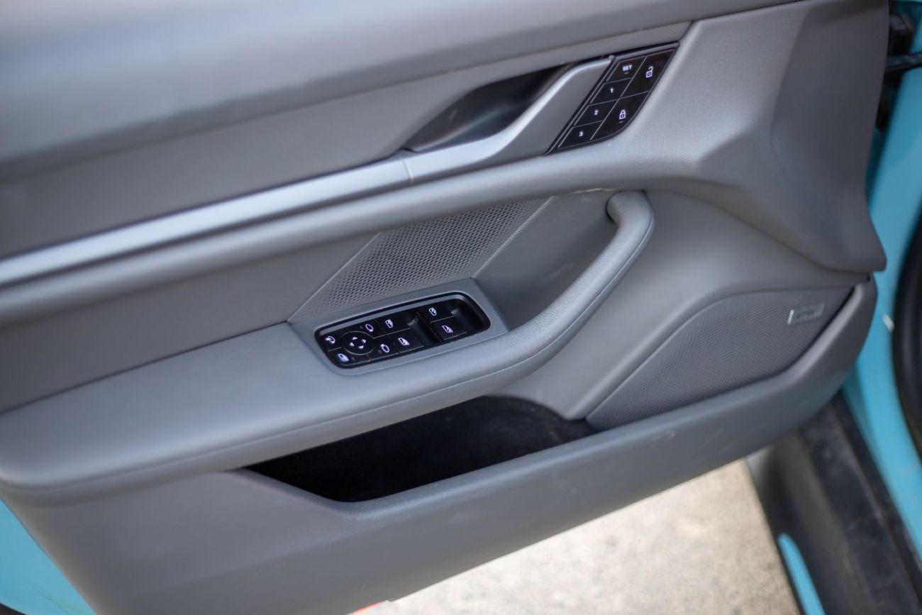 بورش تايكان Base