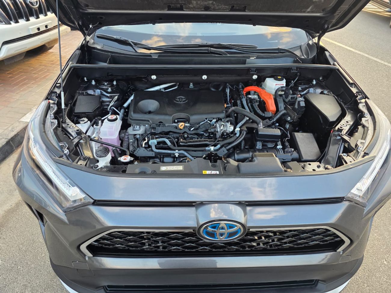 Toyota RAV4 2022 Model XLE hybrid engine Push , AWD and leather seats