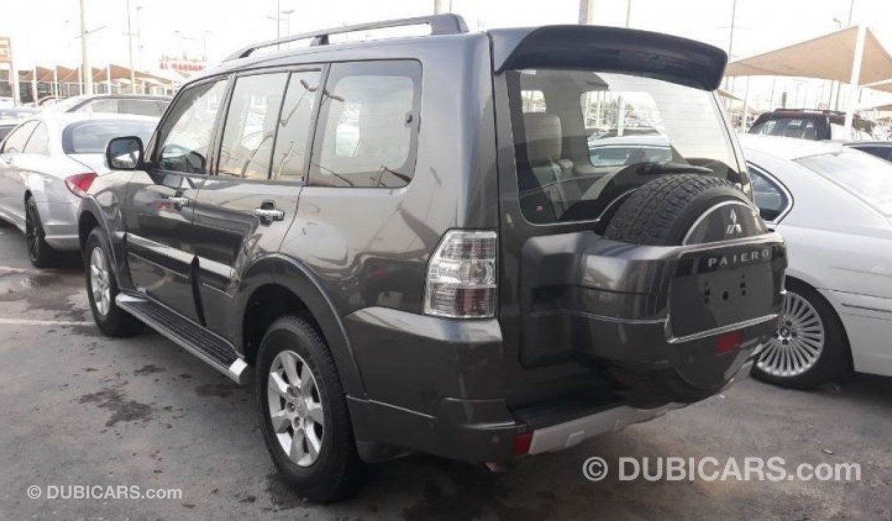 ميتسوبيشي باجيرو 2013  Gls 3.5ltr Gulf Specs Full options Sunroof Leather interiors