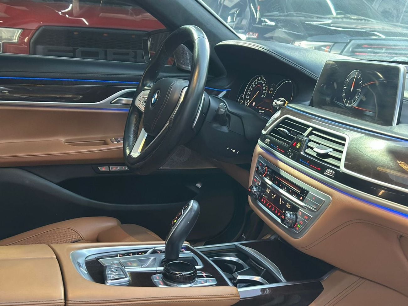 بي أم دبليو 750Li xDrive 4.4L (523 HP)