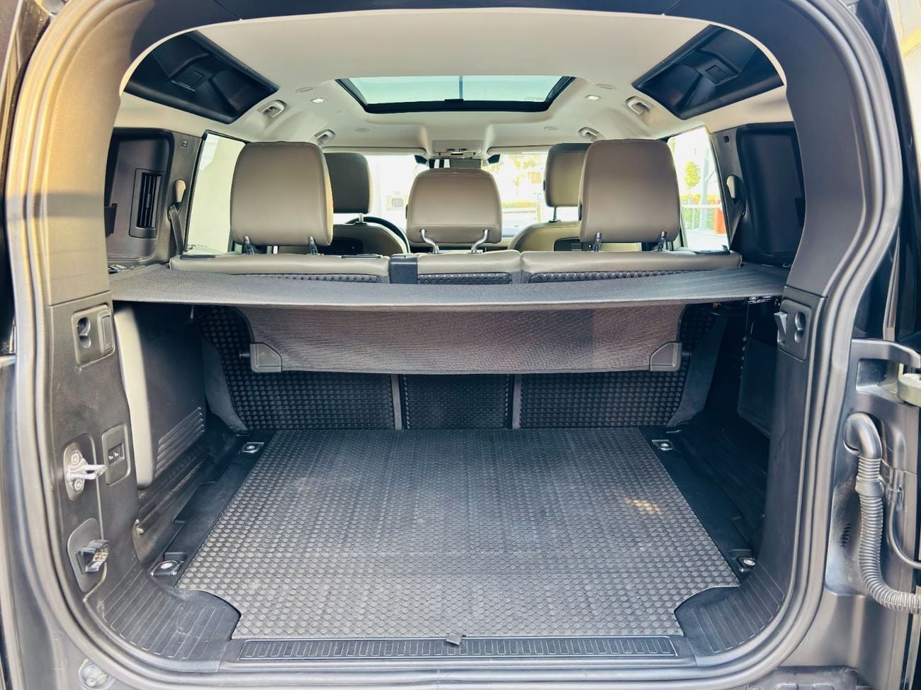 لاند روفر ديفندر P300 110 2.0L (5 Seater)