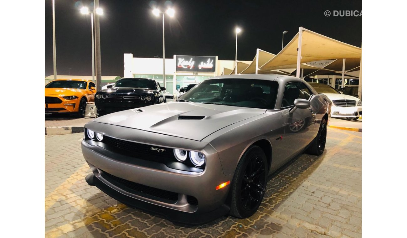 دودج تشالينجر V6 / SRT KIT / SUNROOF / BIG SCREEN / LOW MILES /