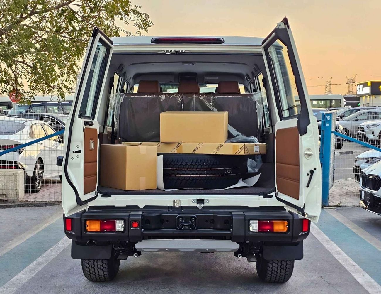 تويوتا لاند كروزر 70 LX LC76 5 DOORS / 4.0L V6 PETROL A/T / LEATHER SEATS / DVD+CAMERA/PWR WINDOWS & LOCKS (CODE#H76PAF)