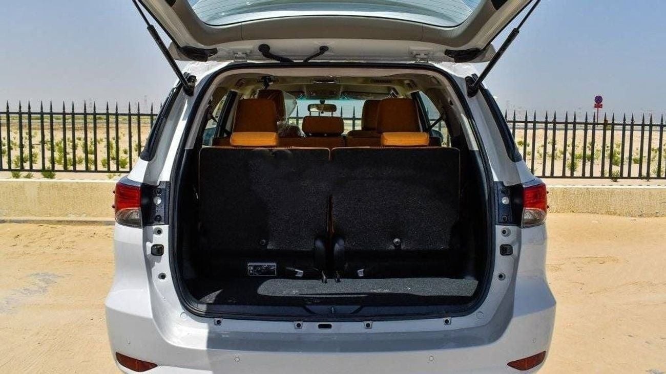 تويوتا فورتونر 2025 Toyota Fortuner 4.0L Petrol AT (White-Beige)