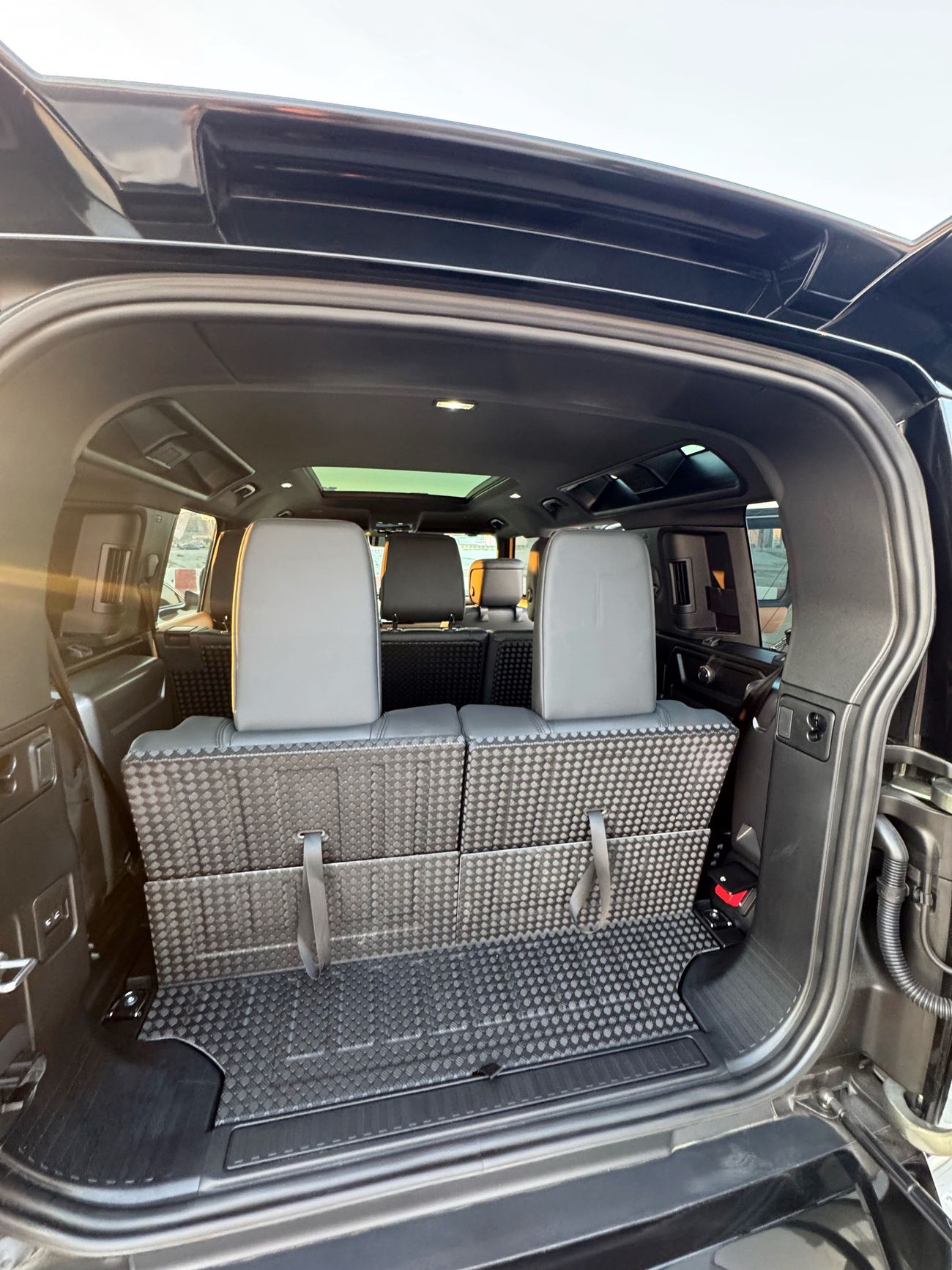 Land Rover Defender P400 110 X-Dynamic SE 3.0L (7 Seater)