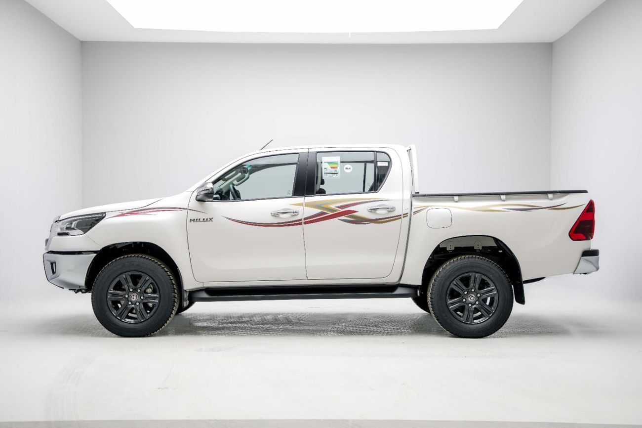 تويوتا هيلوكس GLX 2.7L - White Inside Maroon | Export Only