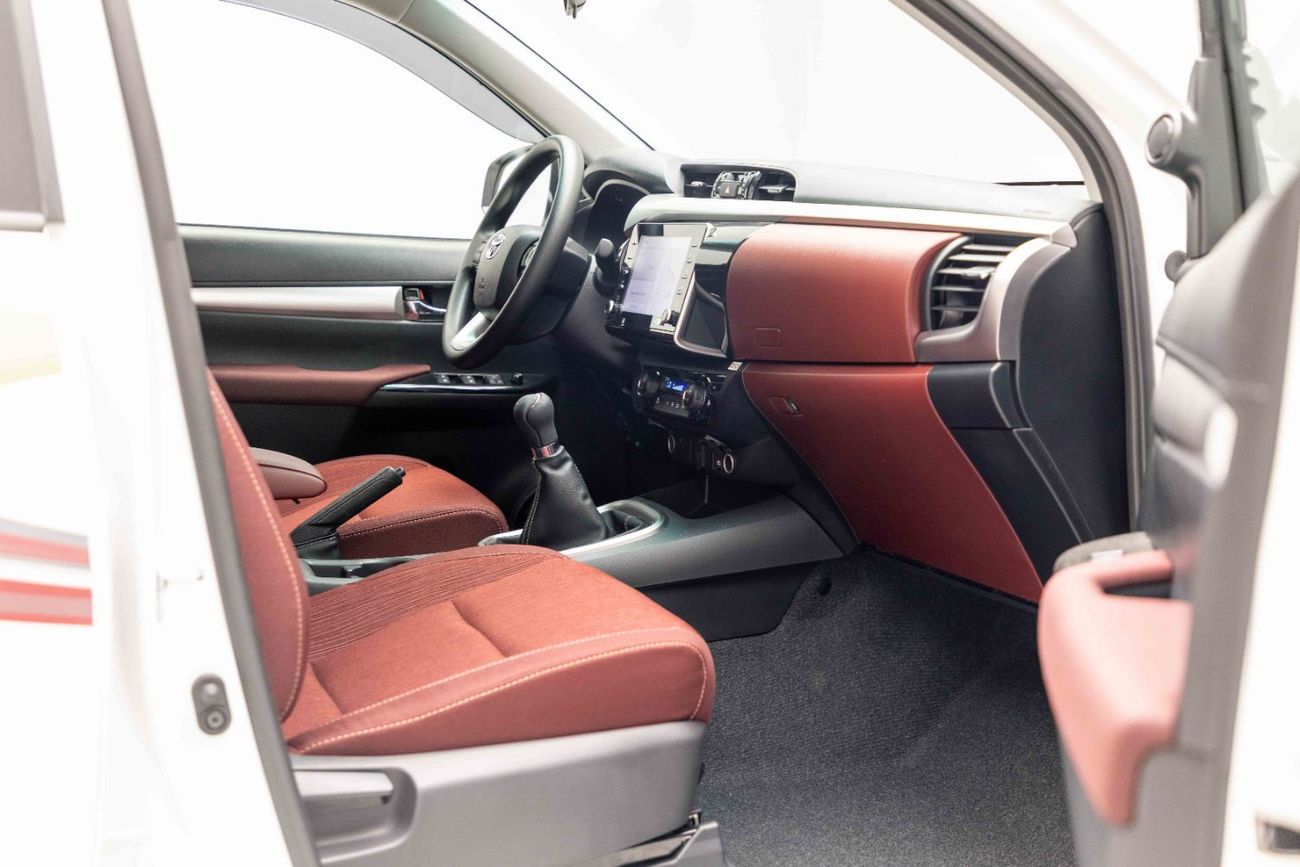 تويوتا هيلوكس 2.7L -Manual - Platinum White Pearl Inside Maroon | Export Only