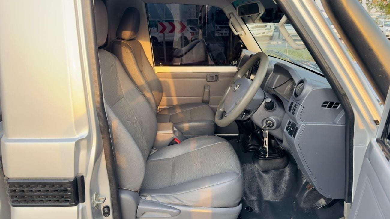 Toyota Land Cruiser Pick Up MANUAL TRANSMISSION | 4WD | SINGLE CAB | 4.5L DIESEL ENGINE | BULL BAR WITH FOCUSED LED LIGHTS