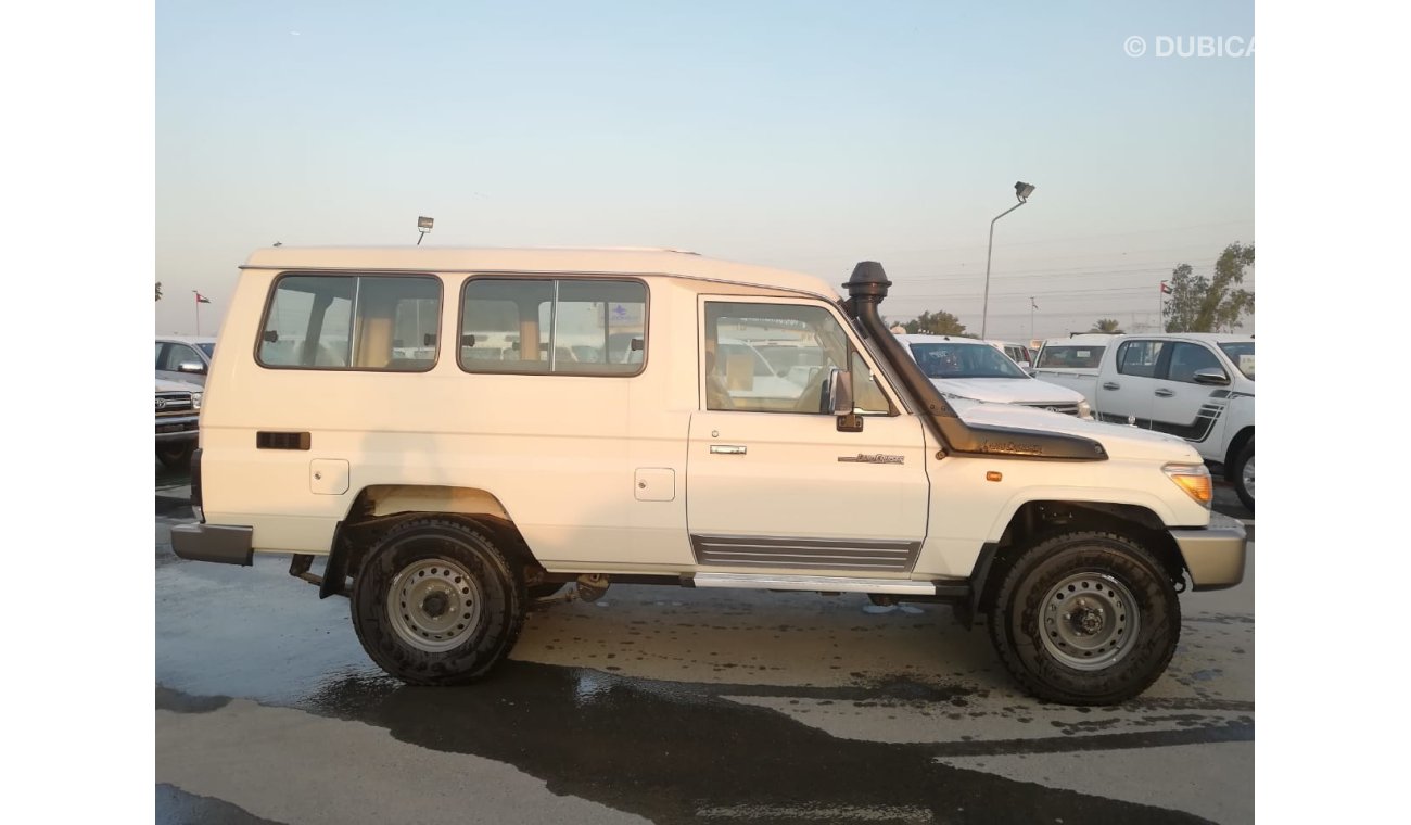 Toyota Land Cruiser HARDTOP 4x4 Mid Options 4.2L