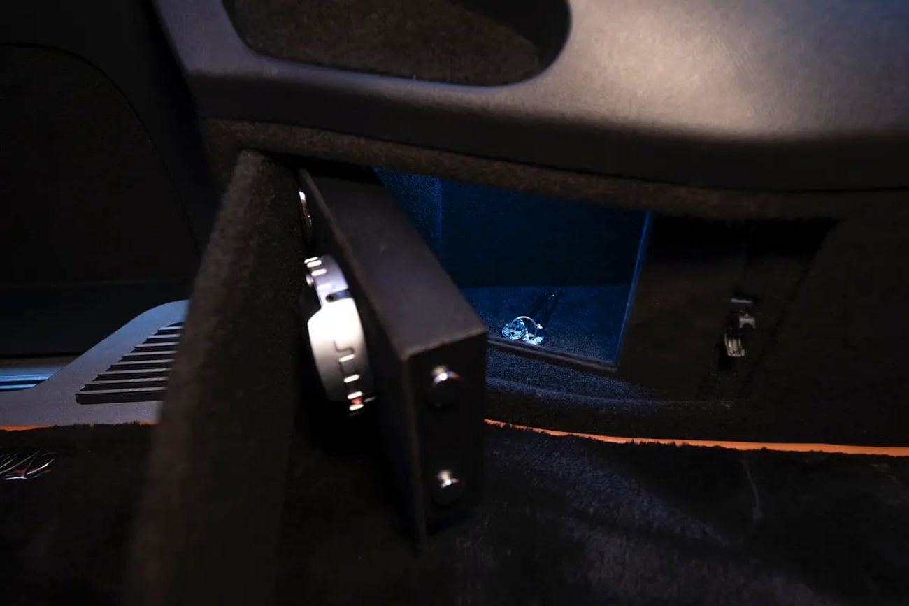 Mercedes-Benz V 300 ARRIVAL MODEL VIP MERCEDES GCC V300 with ADDITIONAL REAR AC - 2 Years Warranty by VLINE