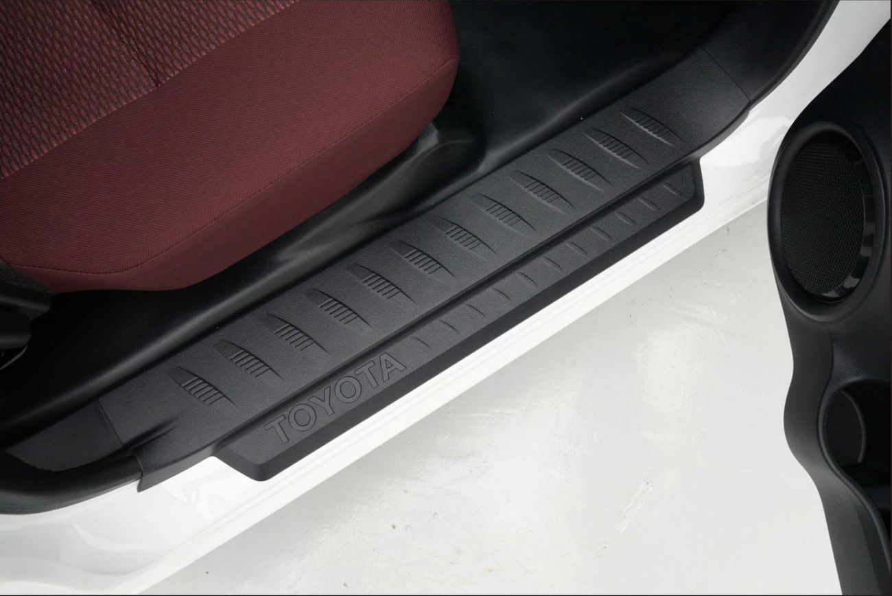 تويوتا هيلوكس 2.7L 4X4 S/C STD(i) M/T PETROL