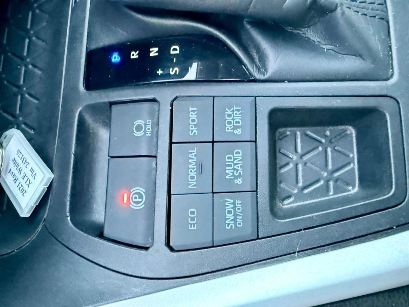 Toyota RAV4 XLE 2.5L 2021 Rav4 XLE AWD + 4x4 + ( low miles 19751 only ) Push Start + Sunroof + 2.5L Full option