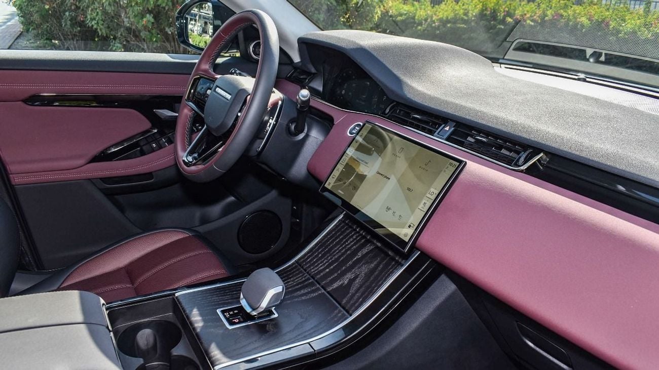 لاند روفر رانج روفر إيفوك SE P250 DYNAMIC 2024!! FIVE YEARS WARRANTY!! THREE YEARS SERVICE CONTRACT