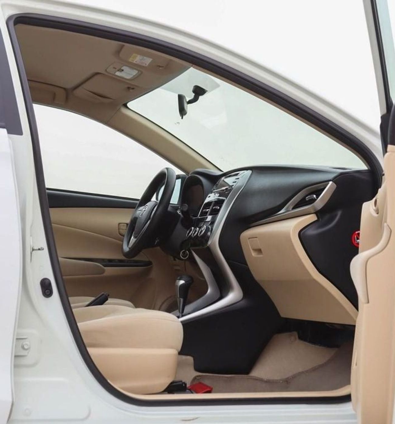 تويوتا يارس SE 1.5L Sedan Toyota Yaris 1.5L 2019 GCC accident-free in excellent condition 705 P.M