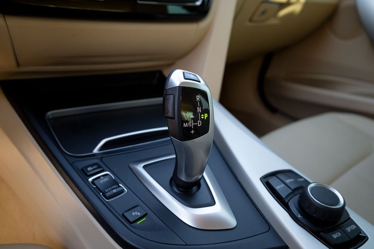 BMW 318i BMW 318i Executive 2018 GCC under Warranty with Flexible Down-Payment.