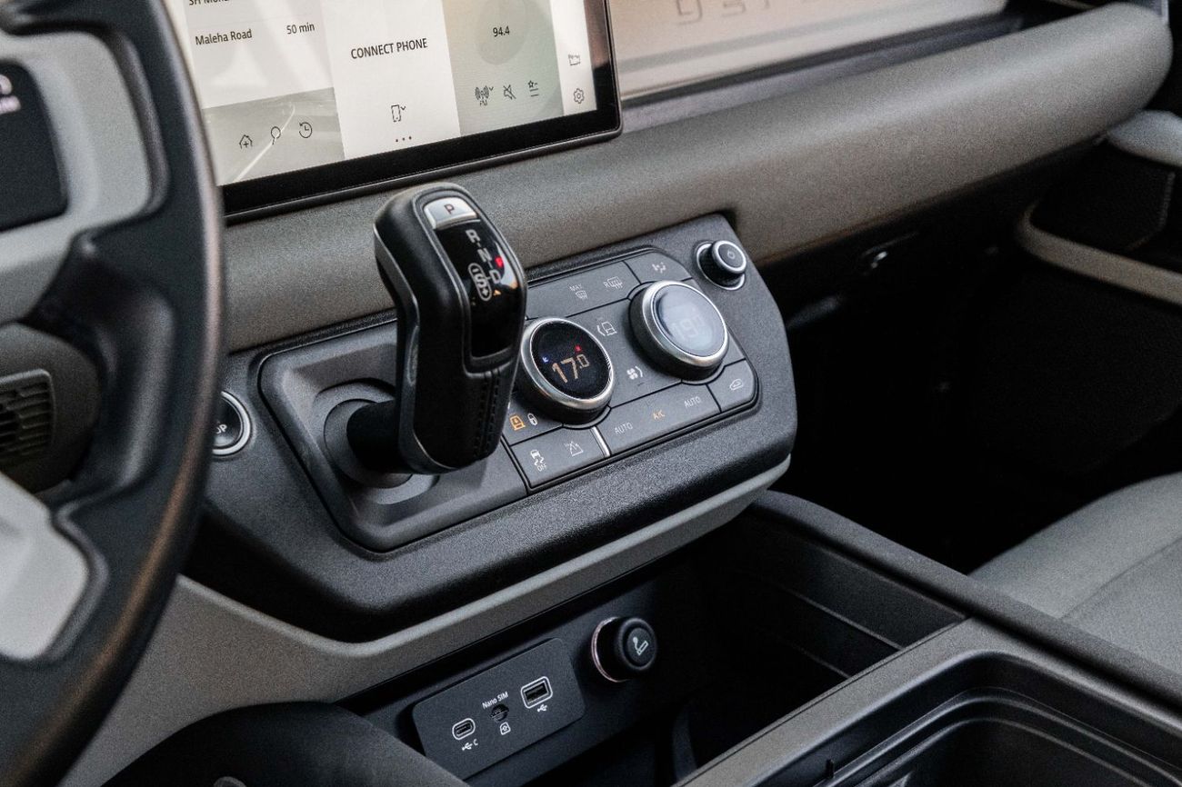 Land Rover Defender Defender P400 SE | 5,288 P.M | 0% Downpayment | AGENCY WARRANTY | ONE OWNER