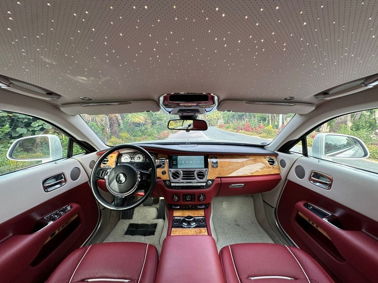 رولز رويس واريث 2015 Rolls Royce Wraith | GCC Specs | 6.6L V12 | 624 HP | 66k KM | WHITE/RED | Starlight Headliner |