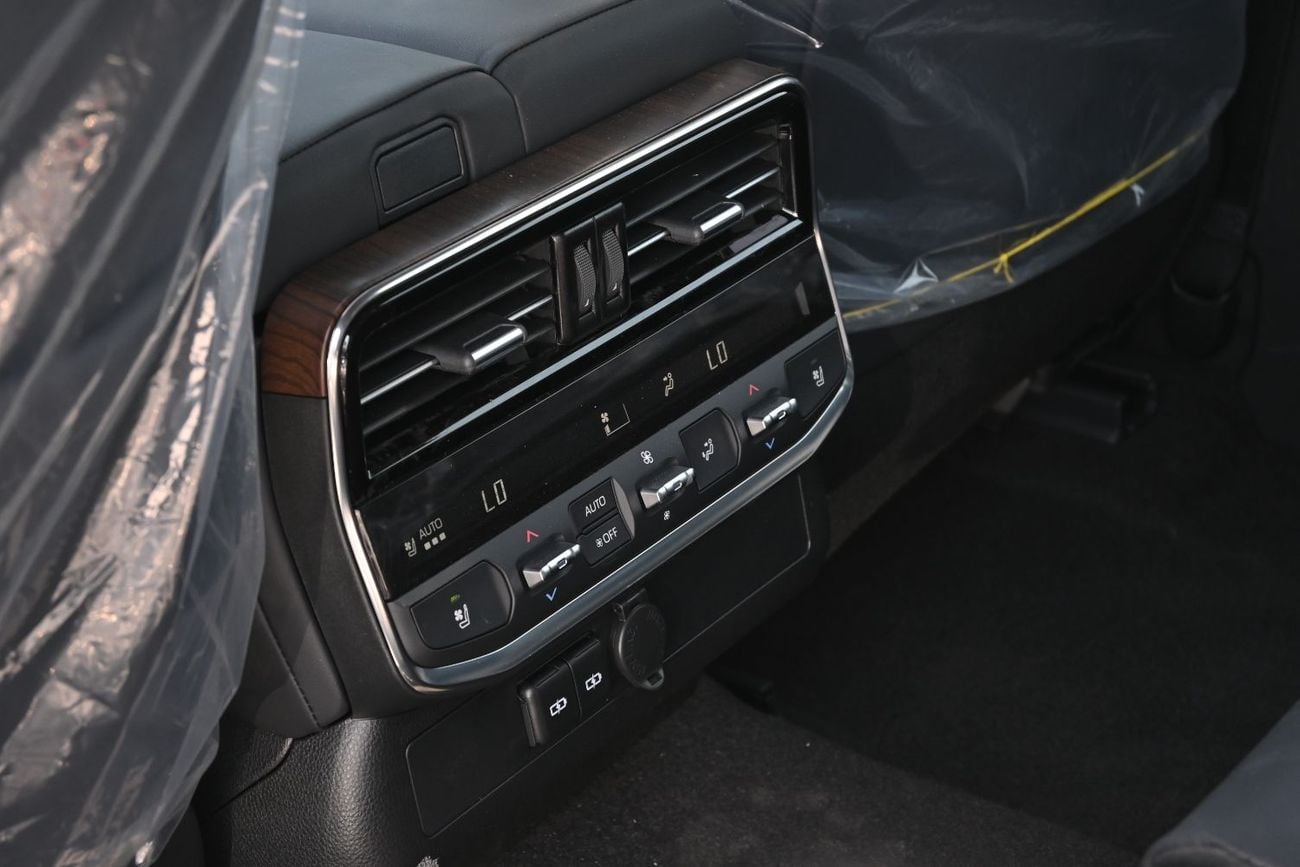 تويوتا لاند كروزر VX 4.0L V6, 4WD, Color Black inside Black, Model 2026