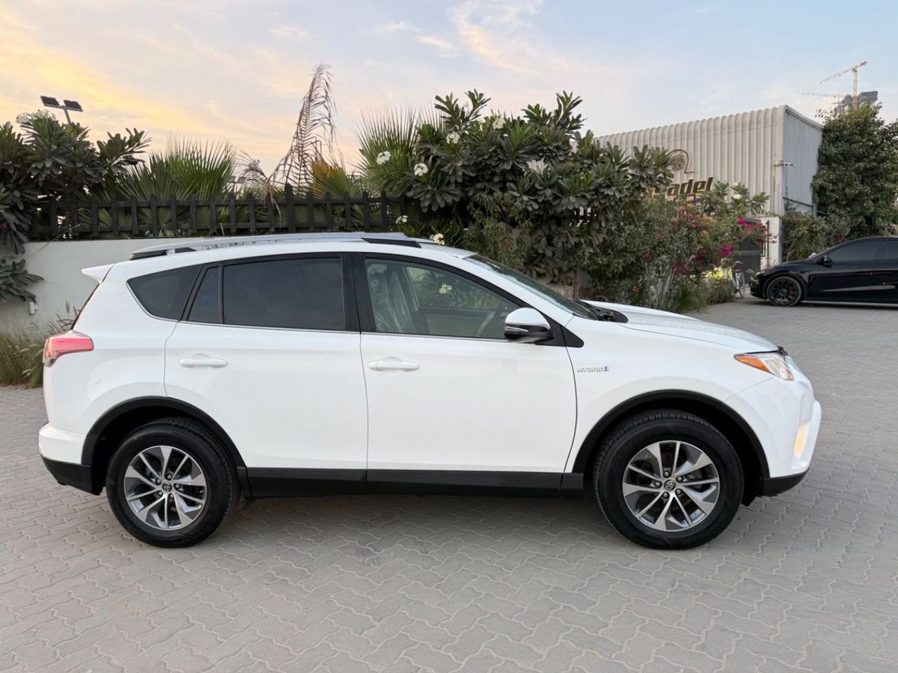Toyota RAV4 2018 XLE HYBRID KEYLESS US SPEC