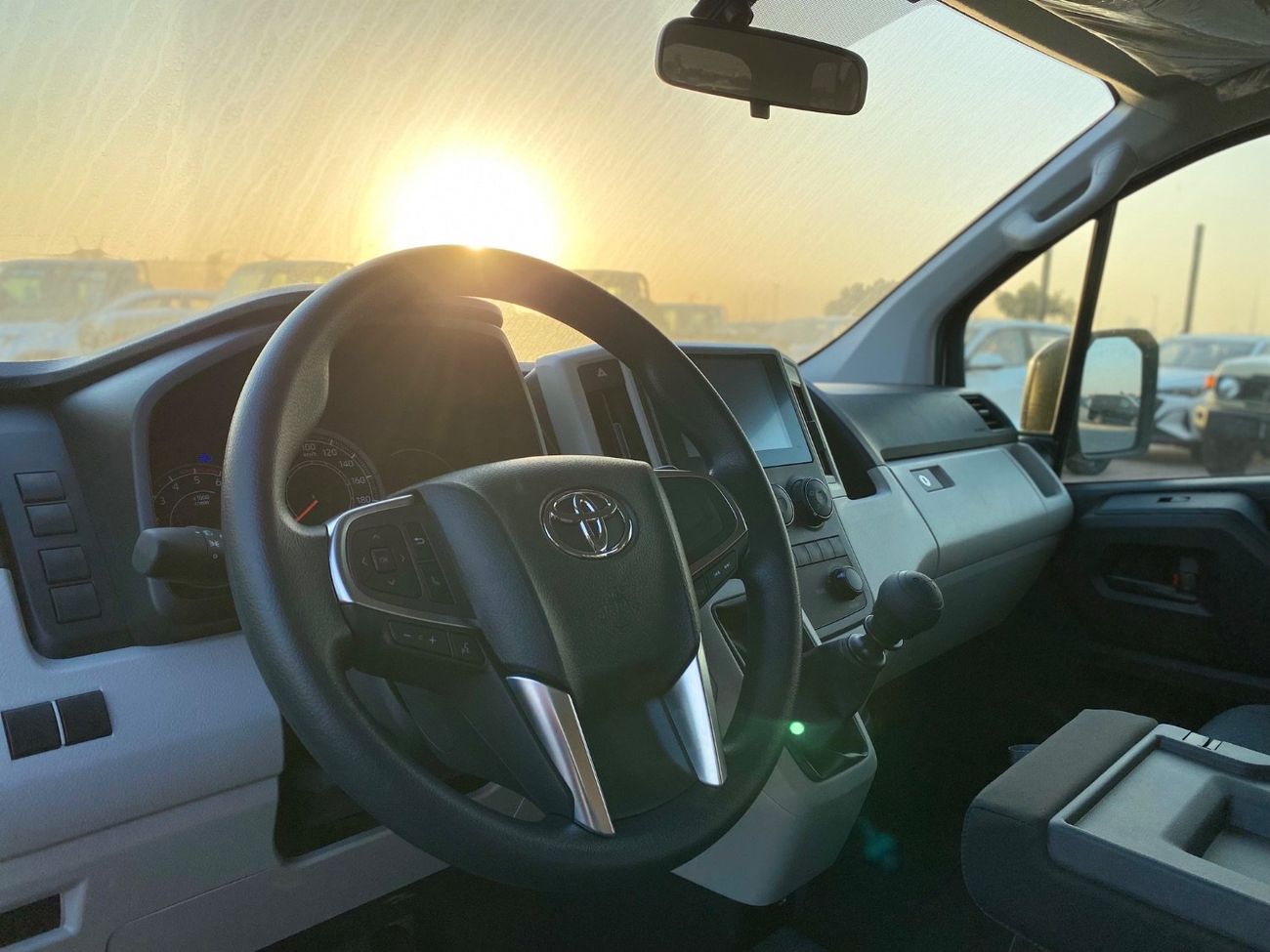 تويوتا هاياس Commuter Standard 2.8L