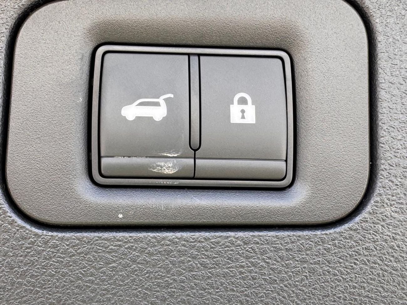 نيسان باترول LE بلاتينيوم سيتي (الخارج: رمادي + سقف أسود، الداخل: عنابي)