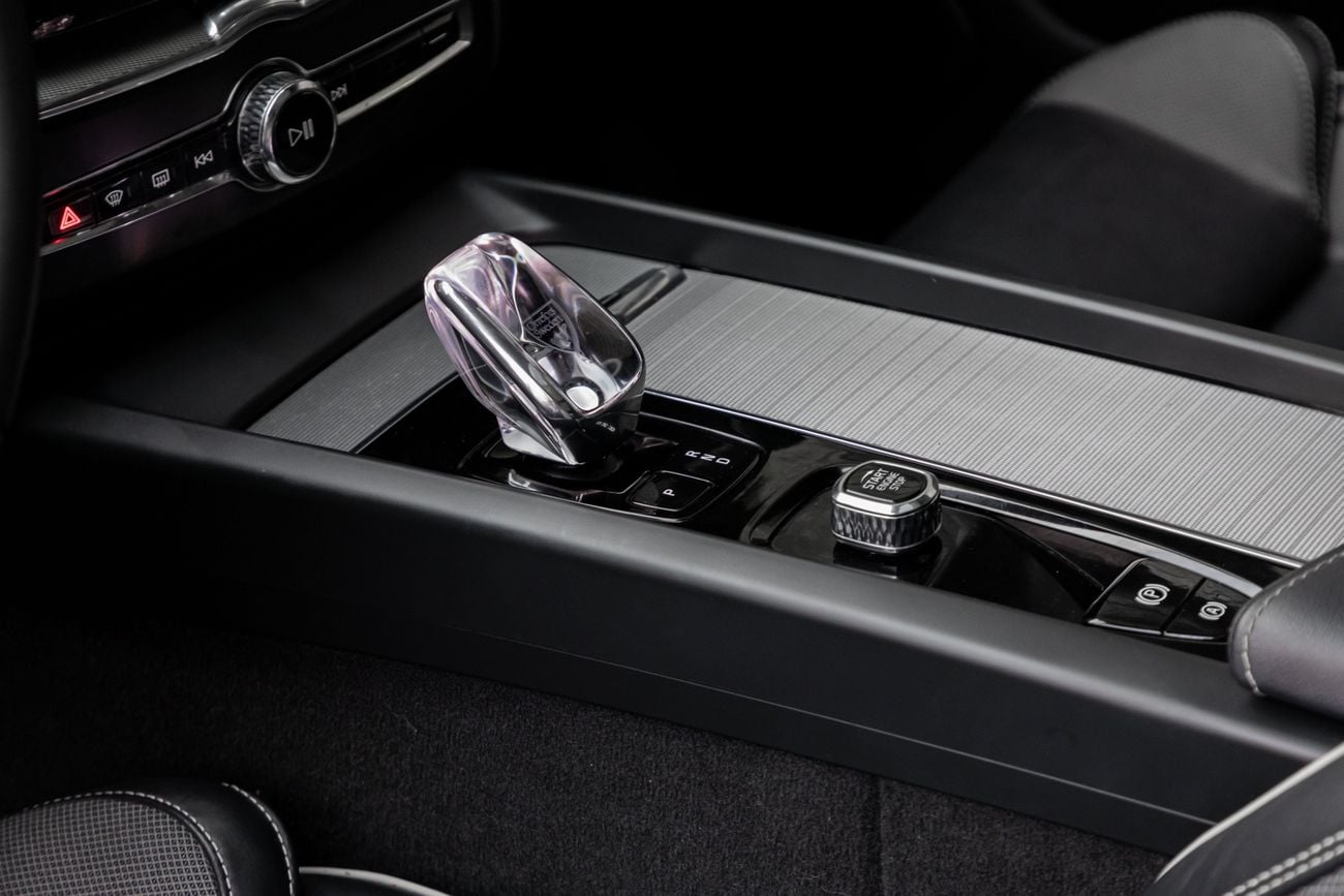 فولفو XC 60 B5 ULTIMATE DARK Volvo XC60 B5 Ultimate Dark