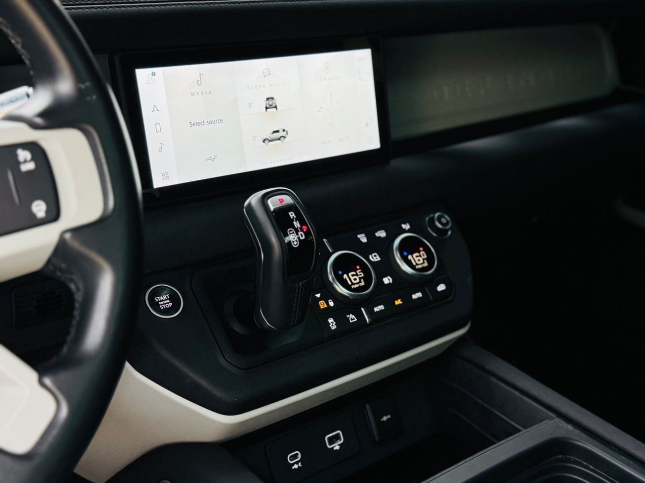 Land Rover Defender P300 90 SE 2.0L (5 Seater)