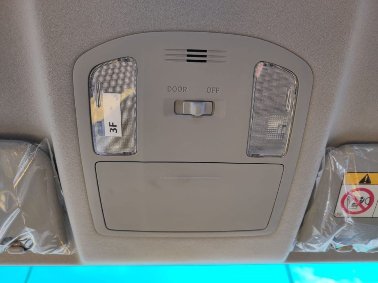 تويوتا هيلوكس Toyota Hilux SR5 Double Cabin  2.4L diesel turbo M/T  2*4 White Color 2026
