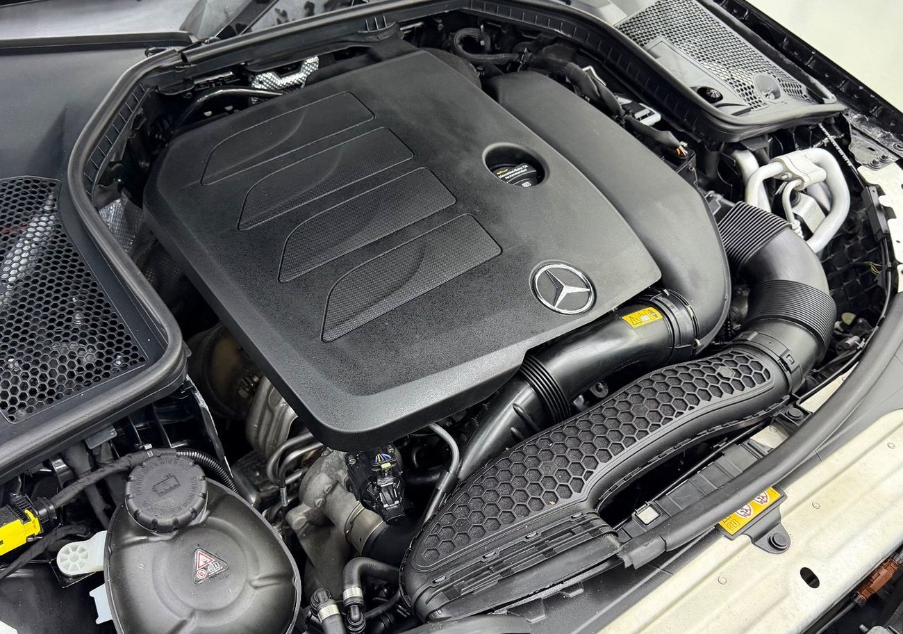 Mercedes-Benz C 200 GCC .. FSH .. AMG .. Perfect Condition .. Panoramic