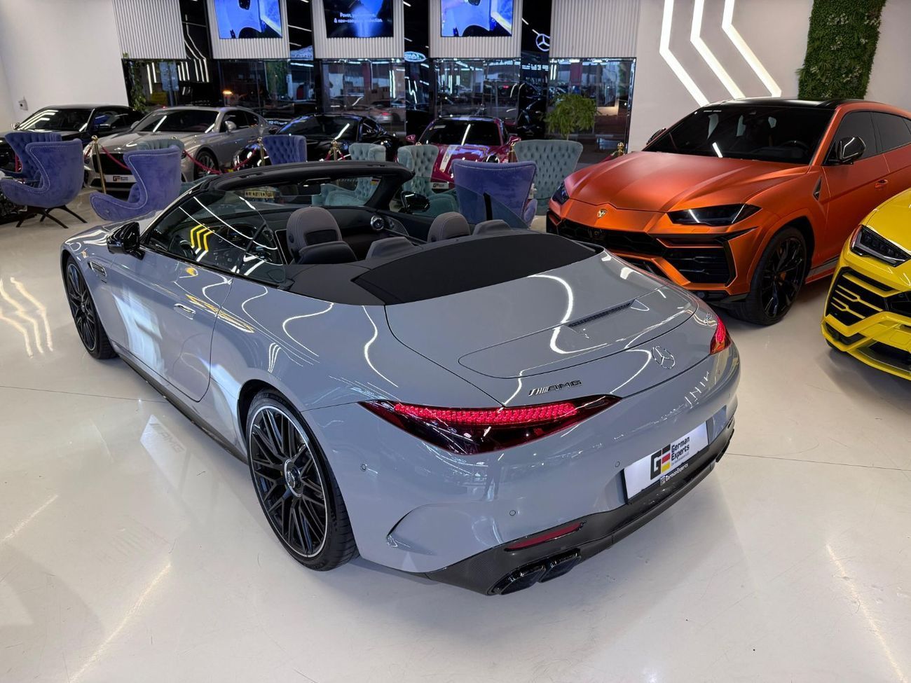 مرسيدس بنز SL 63 AMG 2023 SL63 AMG -Full Service History available - Mint Condition -Carbon Interior and Exterior