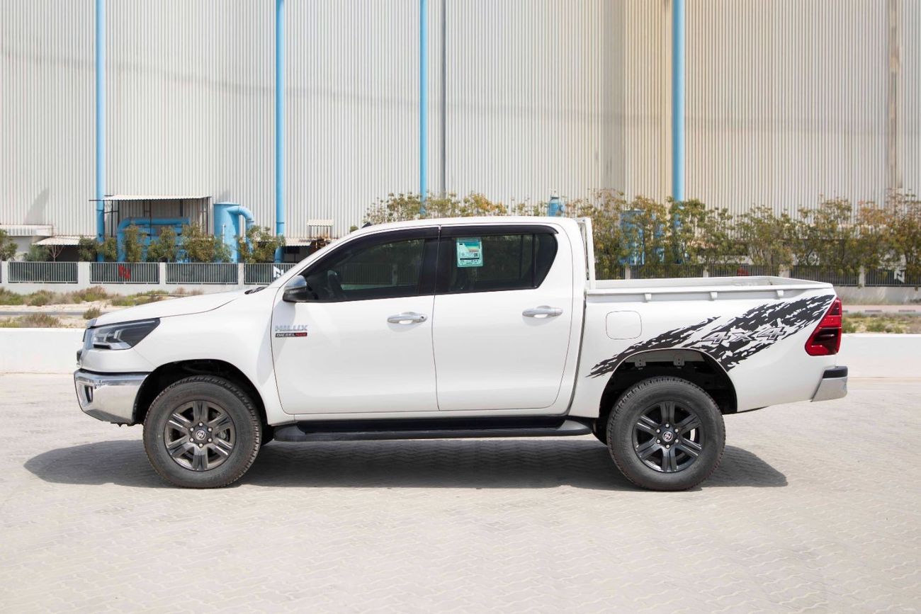 Toyota Hilux 2022 Toyota Hilux 4x4 DC 2.4 HI SR5 - White Pearl inside Black