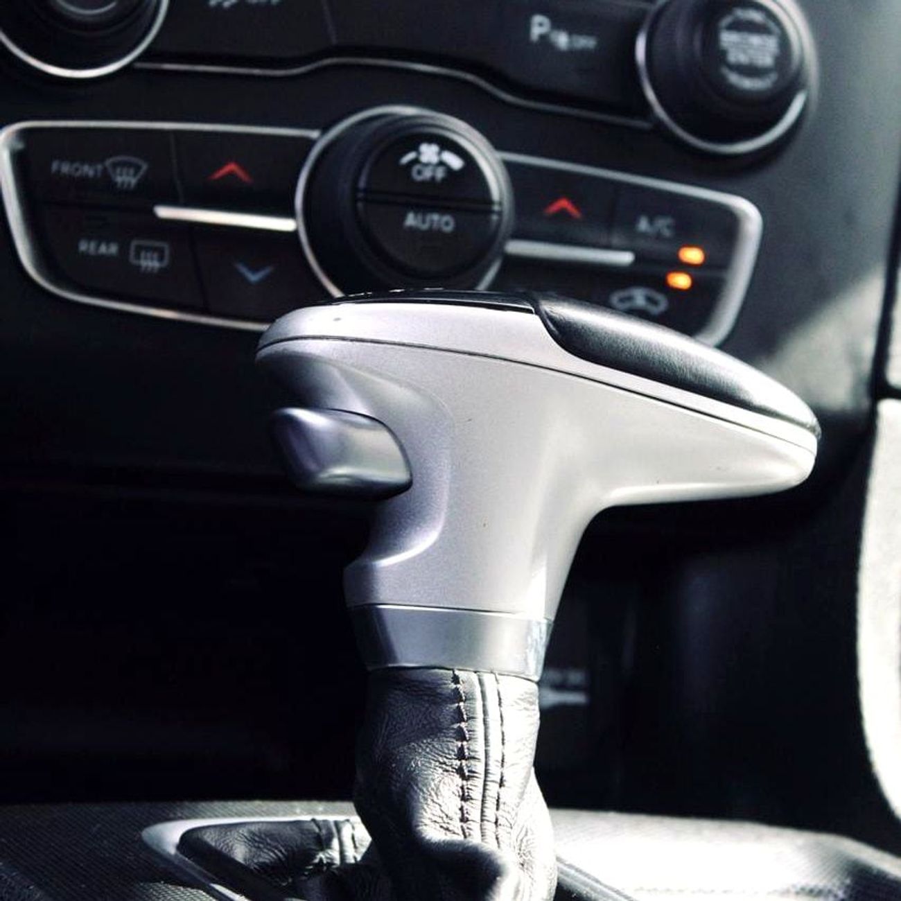 دودج تشارجر Unleash pure muscle with this Dodge Charger 2017, upgraded with an SRT body kit for an aggressive, h