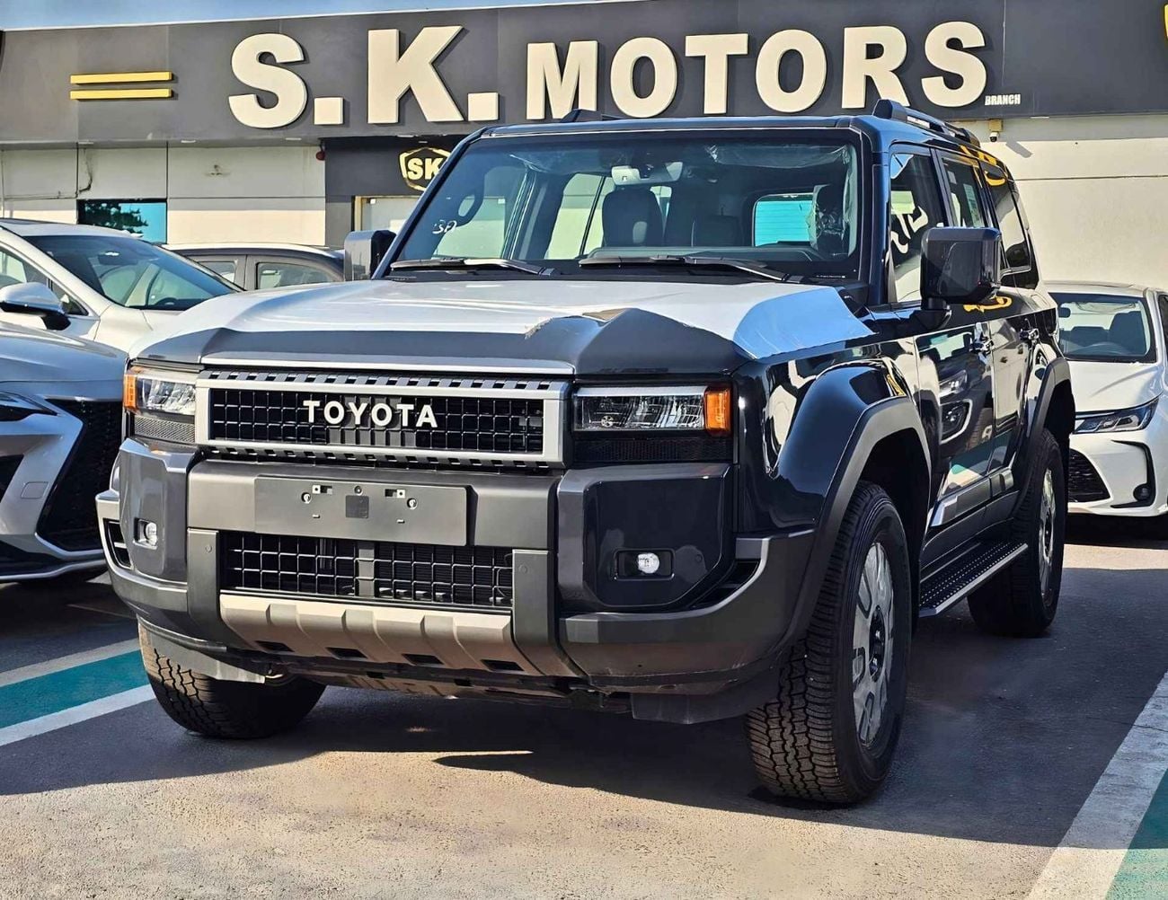 Toyota Prado VXR ALL ROUNDER / 2.4L PETROL V4 / SUNROOF / DRIVER POWER SEAT / COOL BOX / MID OPTION (CODE # R2)